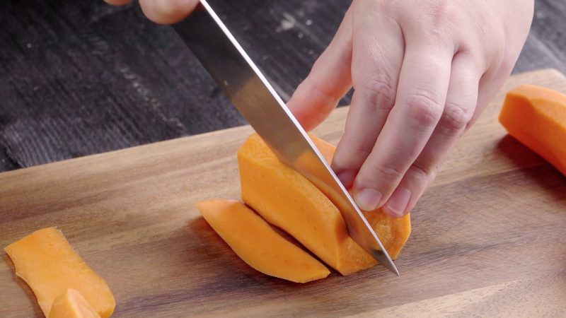 Нож режет овощи. Нарезка овощей. Морковь нарезанная. Нарезать морковь крупными кусками. Нож для нарезки моркови.