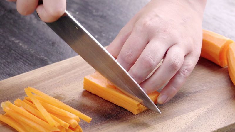Техніки та навички від шеф-кухаря, які забезпечать ефективне і зручне нарізування овочів. Поради цілком корисні та допомагають позбутися незручностей.