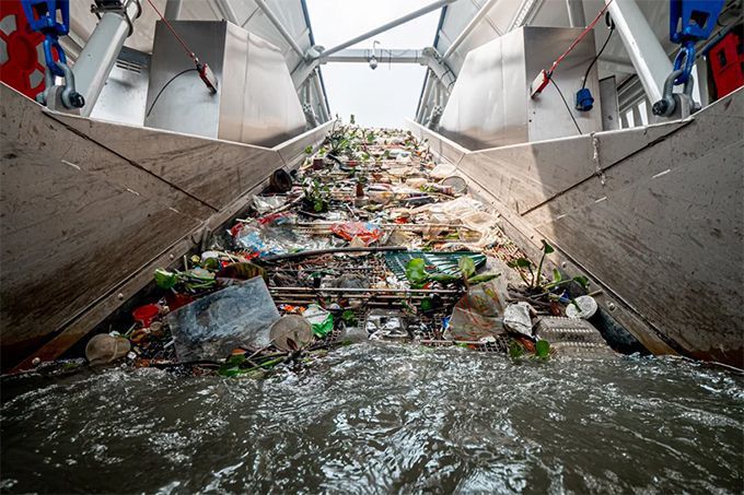 Голландець створив судно, яке очистить океан від пластику. В день воно може збирати до 50 000 кілограмів відходів.