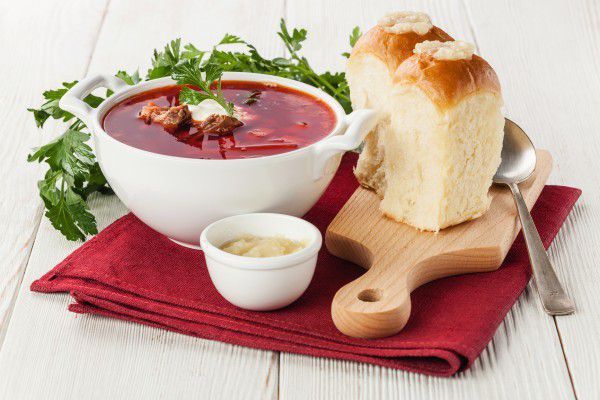 Смачні рецепти: супи та борщ на будь-який смак. Серед них як традиційний український борщ і харчо, так і екзотичний тайський цибулевий із сулугуні.