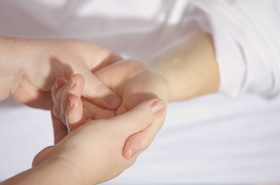 Чому на пальцях рук біля нігтів починає тріскатися шкіра?. Такий стан шкіри рук може бути симптомом певної хвороби.