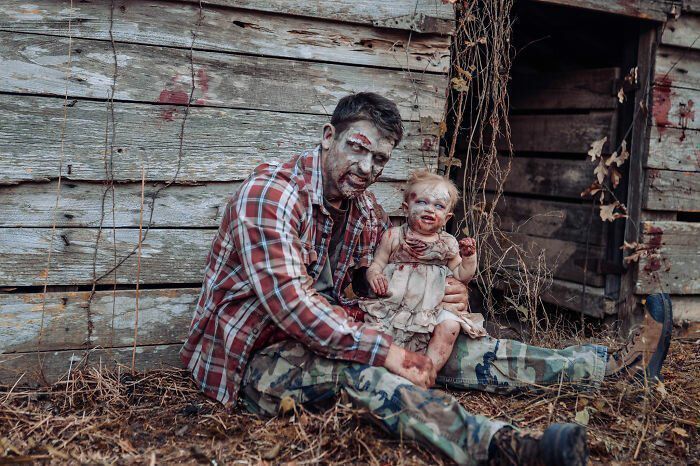 Специфічне почуття прекрасного: дитина в образі ляльки-зомбі стала героїнею фотосесії у стилі фільмів жахів. Мати перетворила дочку на зомбі заради моторошної фотосесії.