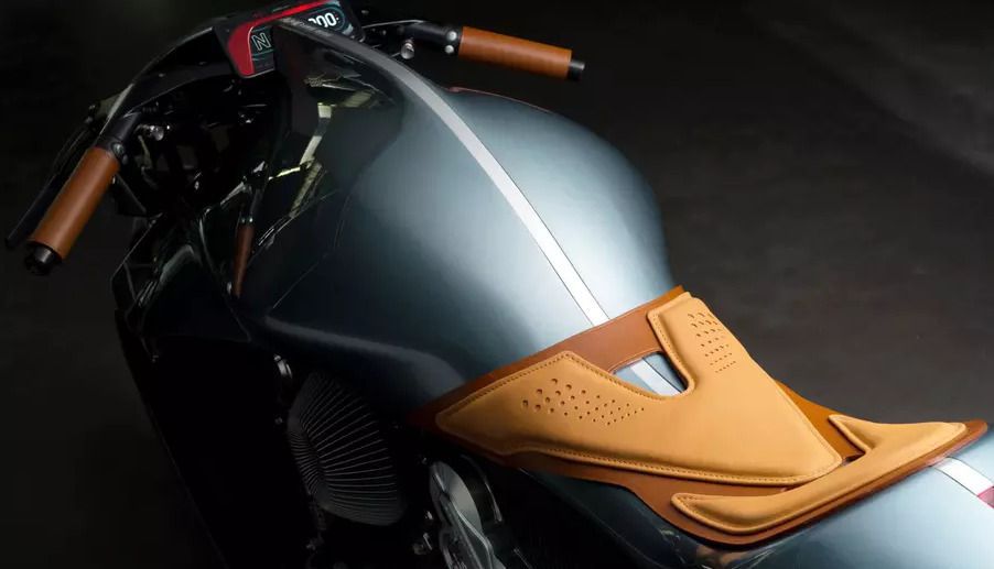 Aston Martin презентував перший мотоцикл. Трековий спортбайк вийде тиражем 100 примірників.