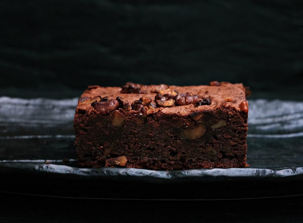 Від осінньої хандри лікують шоколадні десерти. Приготуйте шоколадний торт або щось інше, але неодмінно щоб до складу входив цей солодкий інгредієнт.