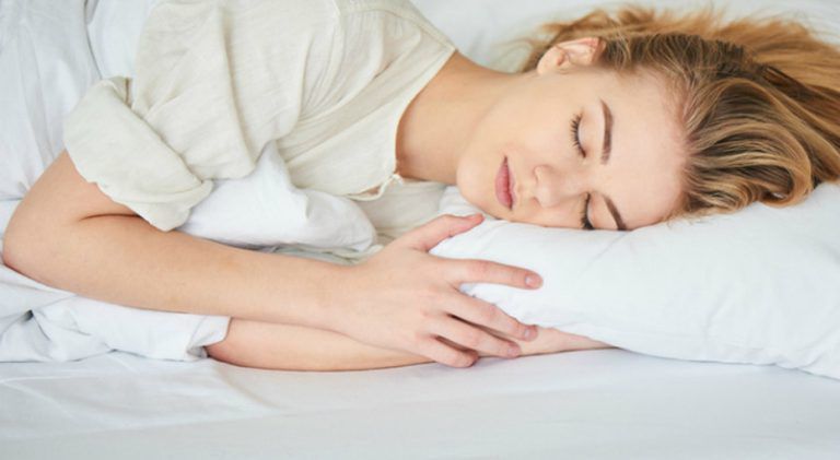 Вчені довели, що ламкість кісток може з'явитися через нестачу сну. Стан кісток залежить від тривалості сну.
