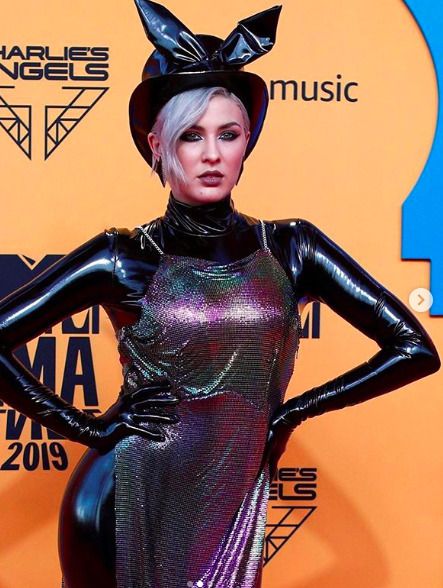 MARUV відповіла на скандал, пов'язаний з отриманням премії MTV від Росії. Епатажна співачка MARUV опублікувала у своєму мікроблозі гнівний пост, адресований всім, хто розкритикував її за отримання премії MTV.