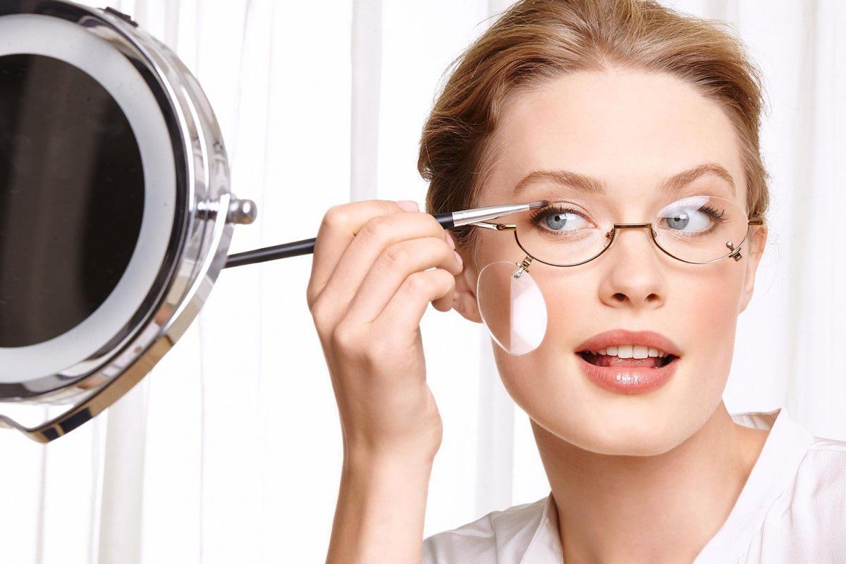 Кілька порад від візажиста щодо макіяжу для жінок, які носять окуляри. Гарний макіяж можна зробити навіть тим жінкам, які носять окуляри.