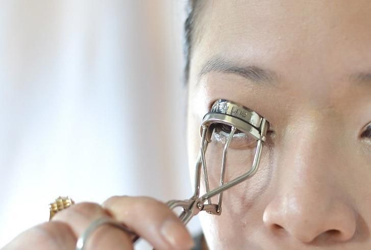 Кілька порад від візажиста щодо макіяжу для жінок, які носять окуляри. Гарний макіяж можна зробити навіть тим жінкам, які носять окуляри.