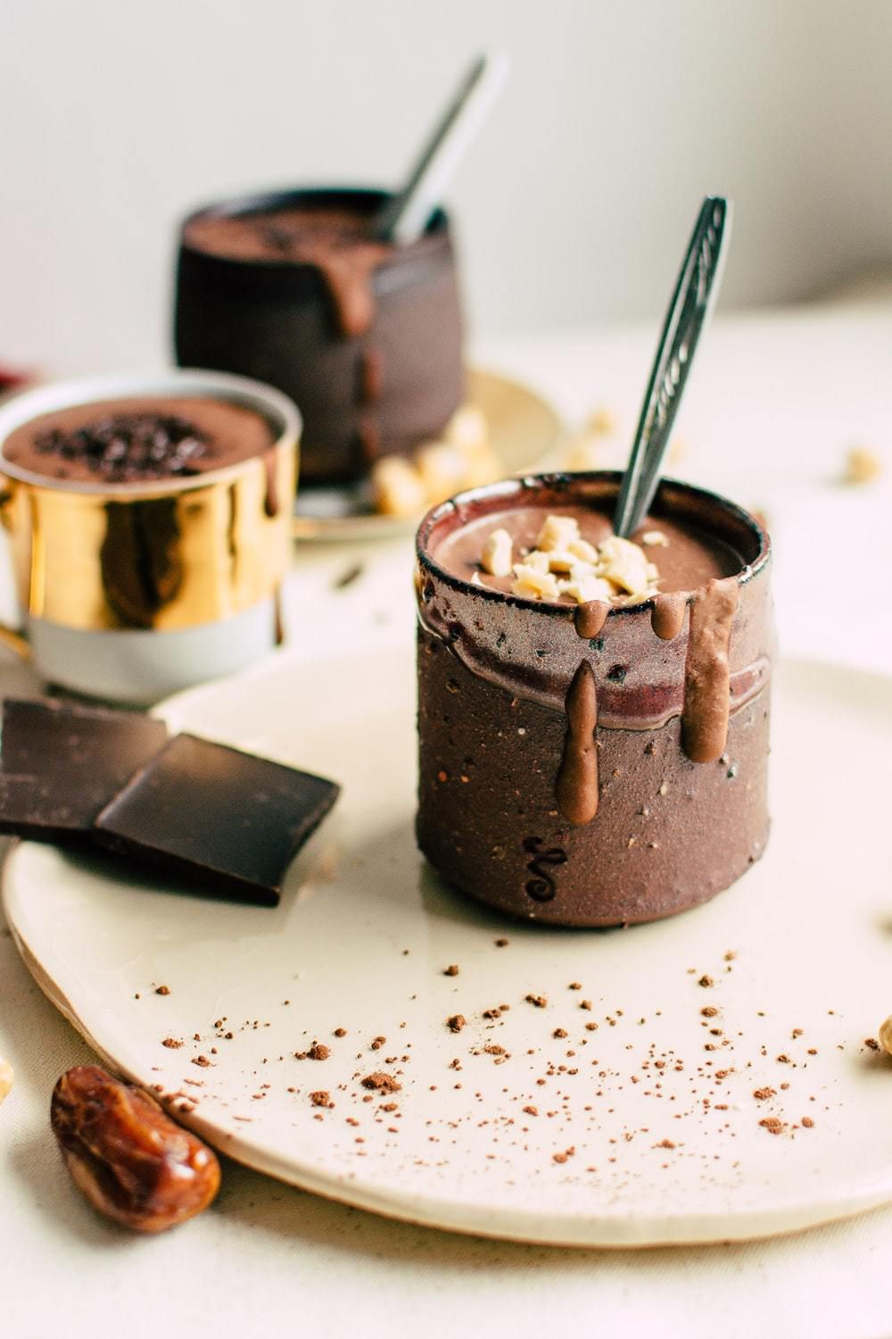 Гарячий шоколад із корицею для холодних вечорів. Можна додати до нього збиті вершки, кульку морозива або зефірні цукерки маршмелоу.