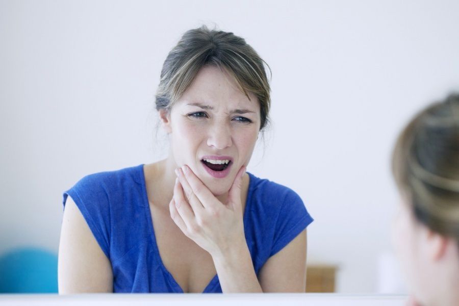 Чому під час відкриття рота людина відчуває клацання щелепи. Клацання або хрускіт щелепи свідчить про наявність проблеми із СНЩС.