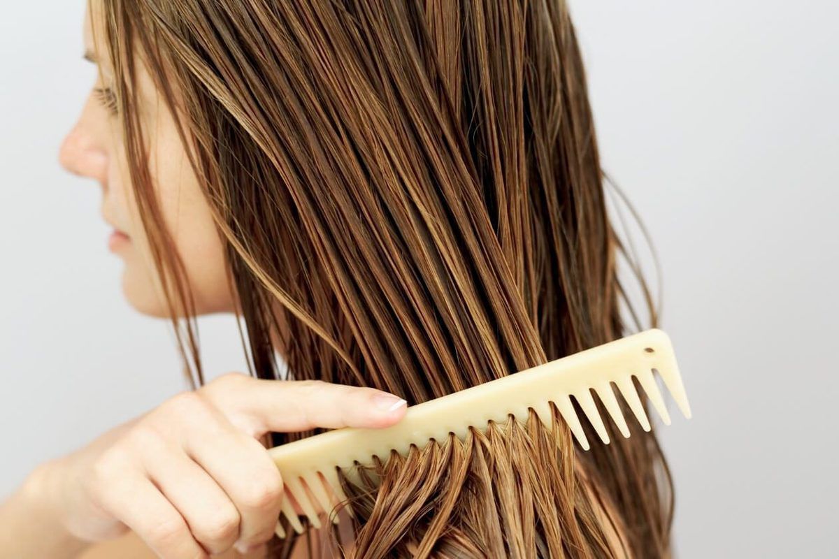 Що не можна робити з волоссям відразу після миття. Які чотири процедури не варто проводити з мокрим волоссям, якщо ви не хочете його зіпсувати.
