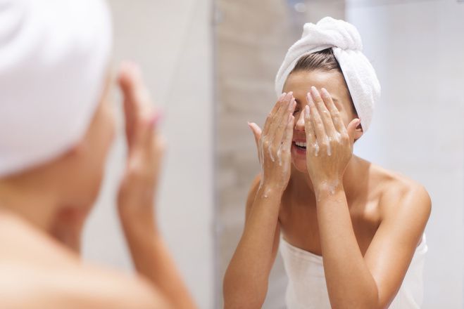 Експерти розповідають, як правильно очищувати шкіру обличчя. Розповімо про те, як посилити захисні функції шкіри і вибрати засіб для вмивання, який не зашкодить.