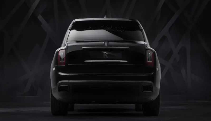 Rolls-Royce презентував позашляховик із зоряною стелею. Британська марка представила «бунтарський» позашляховик серії Black Badge.
