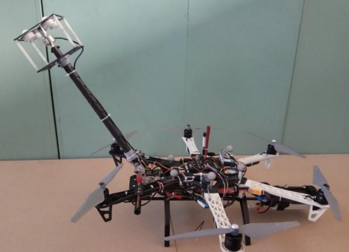 Китайські вчені розробли робот, що вміє літати. Цей робот допомагатиме ремонтувати хмарочоси.
