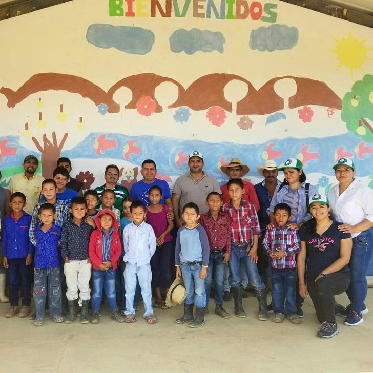 Вчитель сільської школи у Гватемалі за допомогою соцмереж зібрав кошти для того, щоб влаштувати дітлахам справжнє свято. До коштів користувачів соцмереж вчитель додав і власні заощадження.