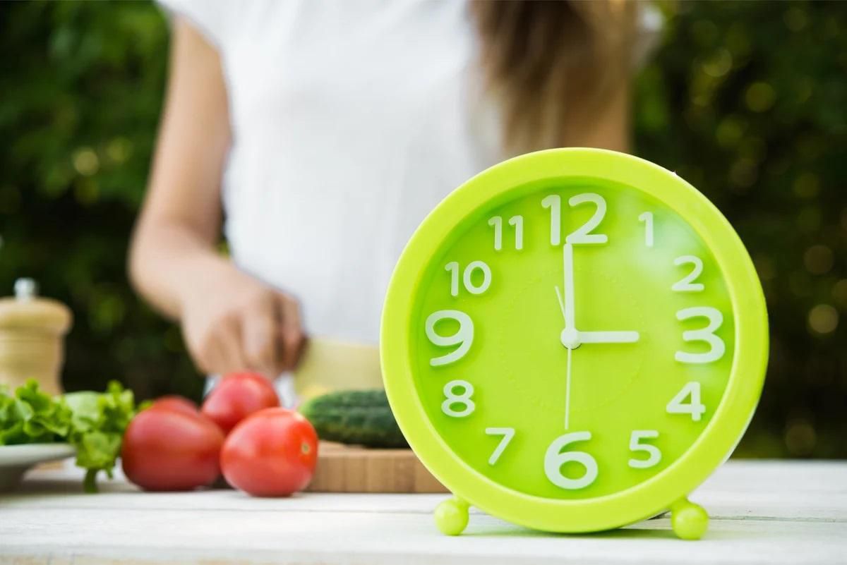 Вчені зробили висновок, що худнути легше, якщо змінити час прийняття їжі. Щоб швидше худнути, треба снідати пізніше, а вечеряти раніше.