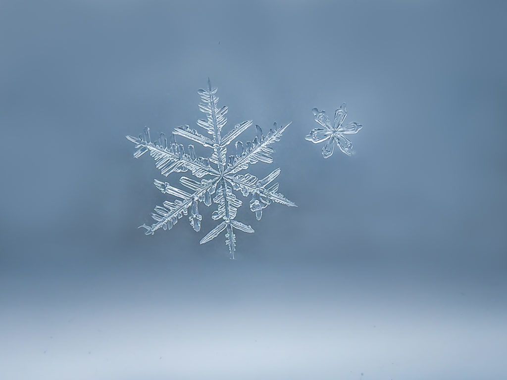 Вчені створили найменшу сніжинку у світі. Група вчених із Німеччини та США створили кристал водяного льоду, діаметр якого становить 2 нанометри.