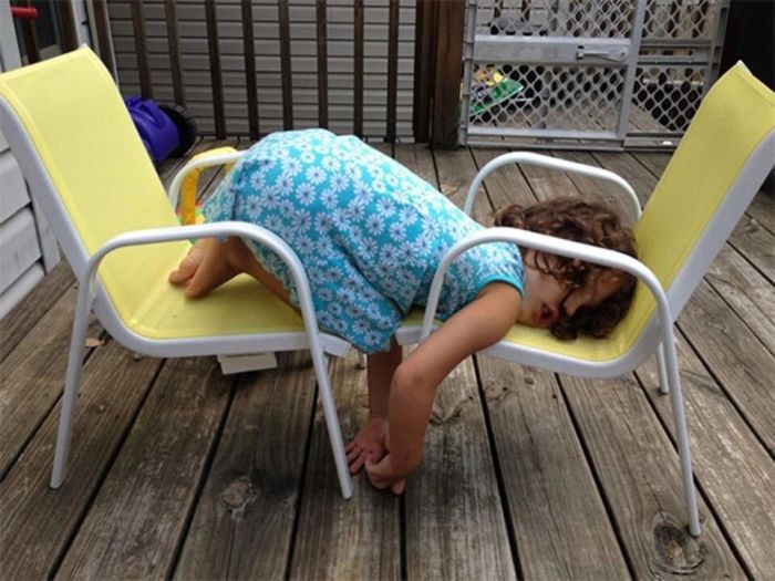 Якщо ви любите дітей, тоді вам сподобаються смішні фотографії сплячих в незвичайних місцях малюків. Фото дітей, які дрімають в химерних місцях, повинні розчулити вас.