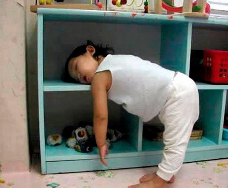 Якщо ви любите дітей, тоді вам сподобаються смішні фотографії сплячих в незвичайних місцях малюків. Фото дітей, які дрімають в химерних місцях, повинні розчулити вас.