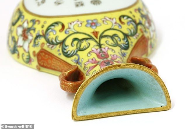 От повезло! Покупець купив вазу з Китаю за 1 фунт стерлінгів, а коштує вона 380 000 фунтів стерлінгів. З'ясувалося, що ваза жовтого кольору належить імператору Цяньлуна, який правив у 18 столітті.