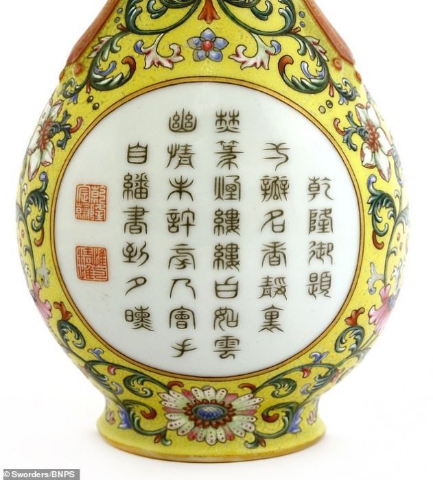 От повезло! Покупець купив вазу з Китаю за 1 фунт стерлінгів, а коштує вона 380 000 фунтів стерлінгів. З'ясувалося, що ваза жовтого кольору належить імператору Цяньлуна, який правив у 18 столітті.