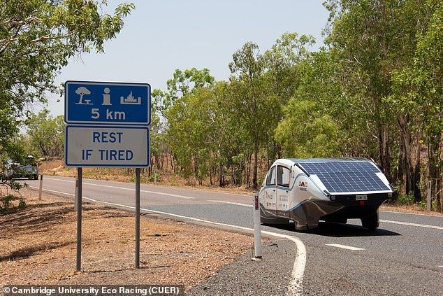 Студенти Кембриджа розробили електромобіль, який може проїхати 900 км на одній зарядці і розвинути швидкість до 80 км на годину. Нещодавно в Австралії автомобіль брав участь у 2-денній гонці автомобілів на сонячних батареях.
