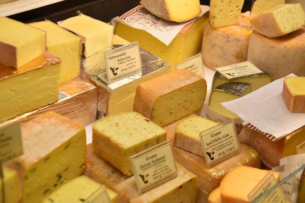 Вчені довели, що сир та цибуля здатні знижувати артеріальний тиск. Такі повсякденні продукти можуть полегшити життя гіпертонікам.