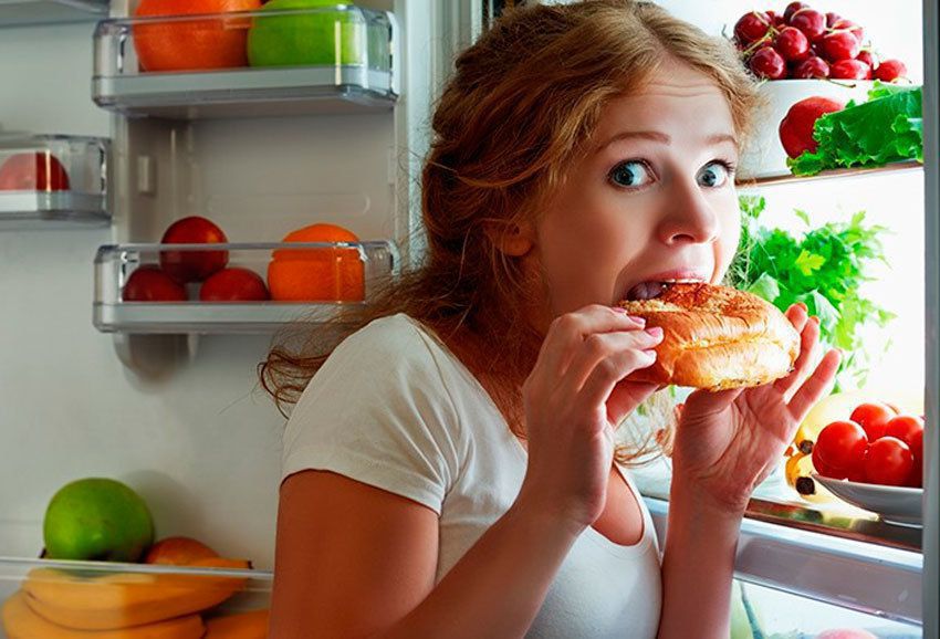 Лікарі вважають, що пізня вечеря збільшує ризик розвитку хвороб серця у жінок. Щоб мати здорове серце, жінкам не варто їсти пізно ввечері.