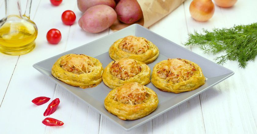 Картопляні ватрушки з куркою — оригінальна і проста страва. Це відмінний варіант для смачного перекусу!