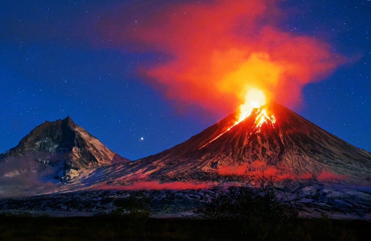 На Камчатці після трирічного мовчання почалося виверження вулкану Ключевська сопка. Виверження найвищого діючого стратовулкану почалося 11 листопада.