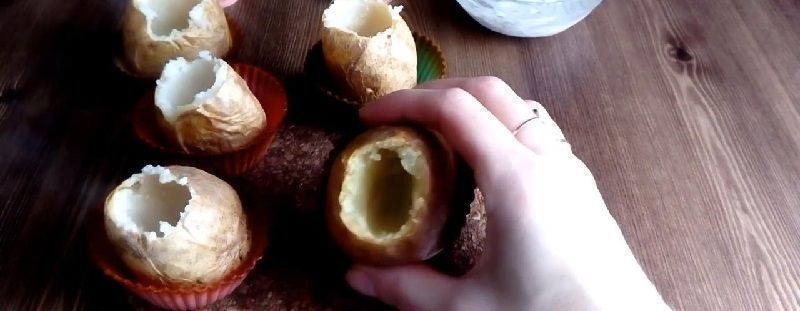 Смачне поєднання картоплі та соковитої сардельки в одній страві. Запечена картопля з сарделькою всередині.