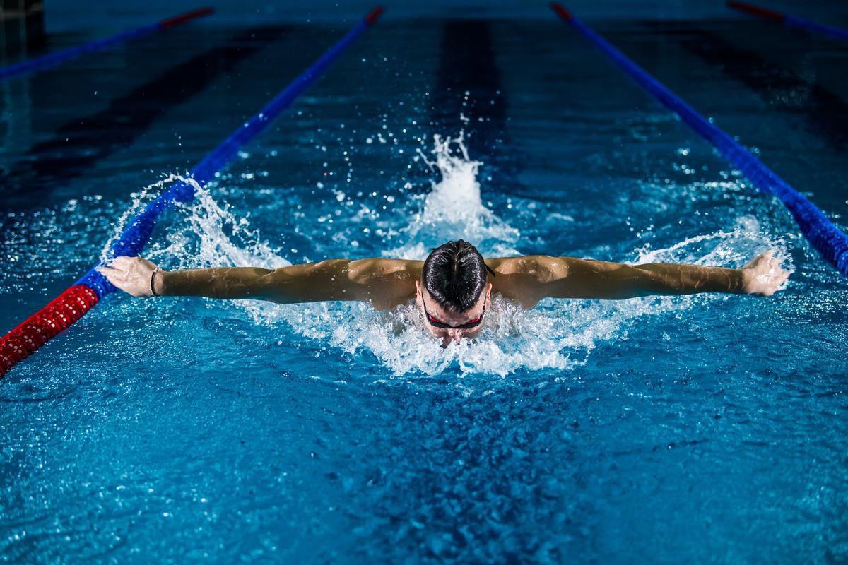 10 причини, чому вам варто записатися в басейн. Плавання це універсальний спосіб зберегти здоров'я і завжди бути в хорошій формі.