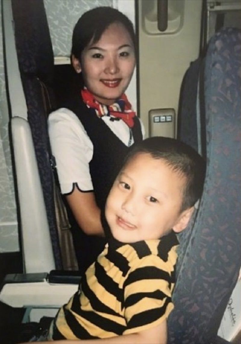 Хлопець сфотографувався зі стюардесою і через 15 років вони зустрілися знову. Ця зустріч змінила його життя.