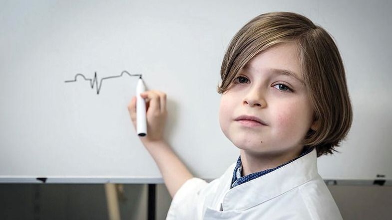 У 9 років хлопчику запропонували навчатися в Оксфорді та стати доктором наук. Юного генія порівнюють з Ейнштейном і Хокінгом.