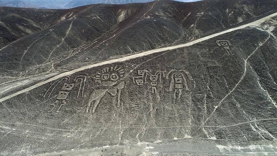 У пустелі Перу знайшли загадкові гігантські малюнки. Вчені виявили на плато Наска малюнки «монстрів».
