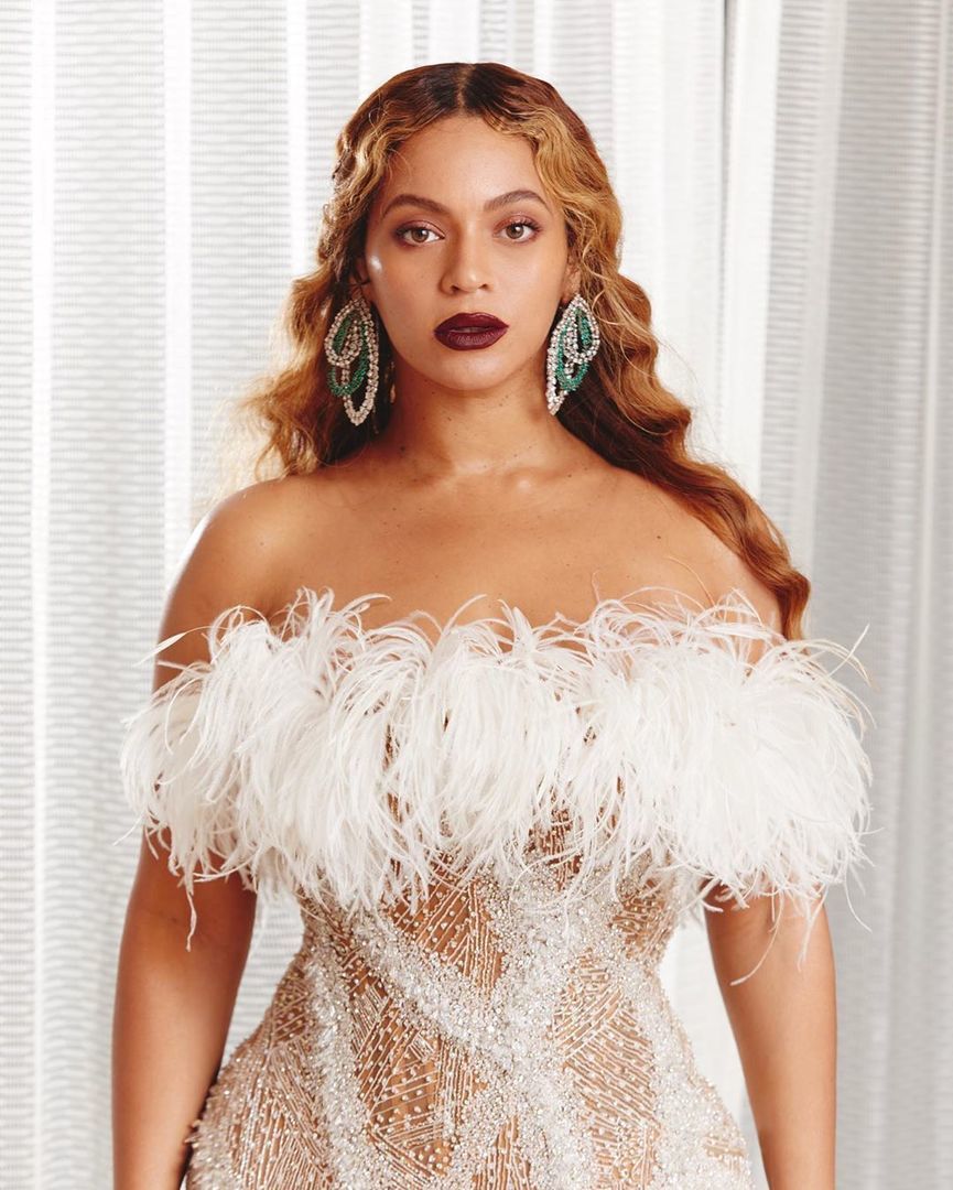 Бейонсе підтримала чоловіка Jay Z на благодійному вечорі. Співачка продемонструвала вишукане вбрання.