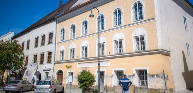Влада Австрії викупили будинок Гітлера, щоб екстремісти більше ніколи не розглядали його як меморіал нацистів. Тепер там буде поліцейська дільниця.