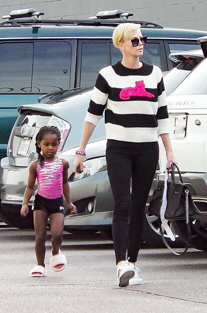 Прогулянка Шарліз Терон та її доньки Августи в черговий раз свідчить, що акторка хороша мати. На вулицях Лос-Анджелеса була сфотографована відома акторка зі своєю донькою.