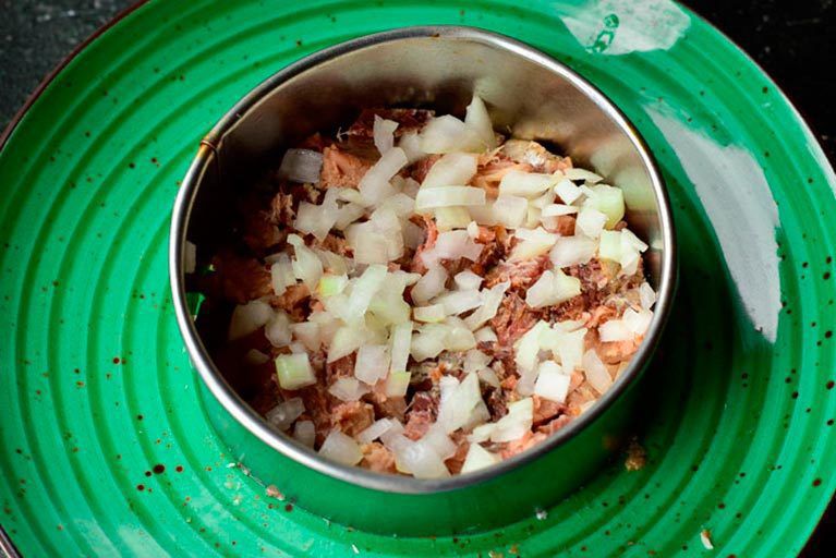 «Мімоза» з рисом — гарний і смачний салат до новорічного столу. Зберігайте рецепт і готуйте на кожне свято!