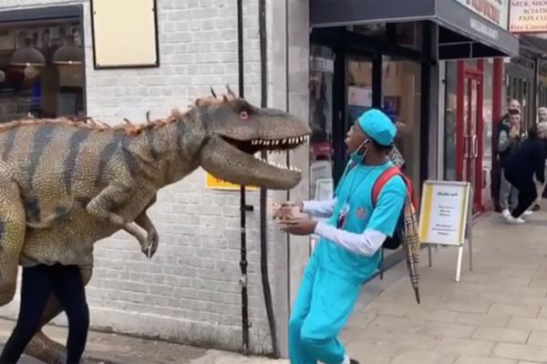 Динозавр, що з'явився на одній із вулиць Лондона, змусив перехожих бігти без оглядки. Адже вони знають, що їх не існує!