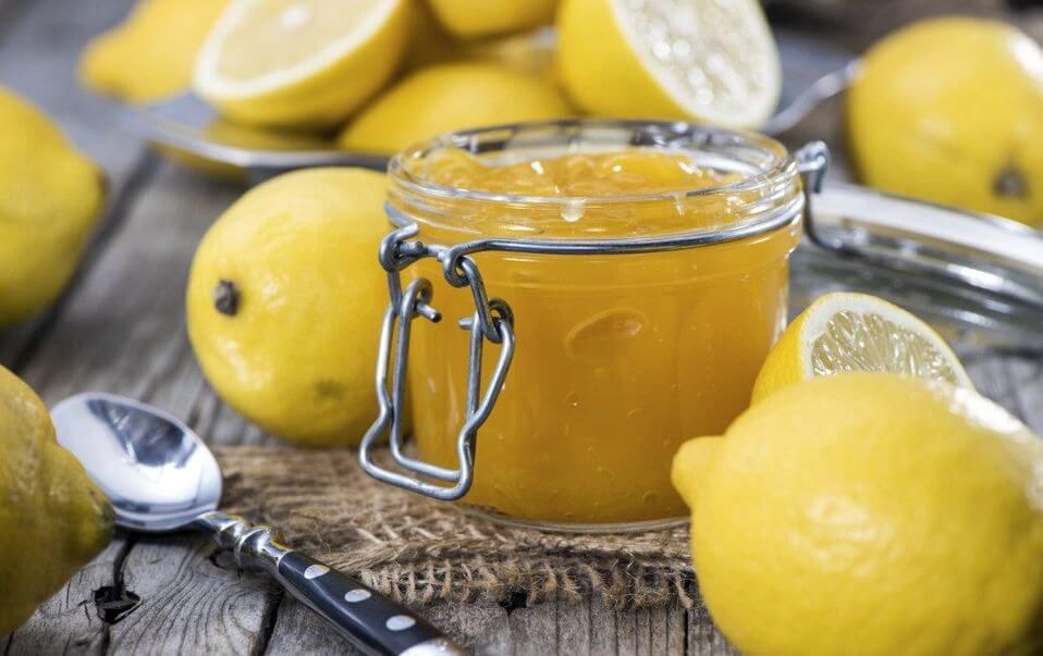 «Баночка здоров'я» — чудодійний засіб для життєвого тонусу та імунітету. Знадобиться: це мед, лимон та імбир.