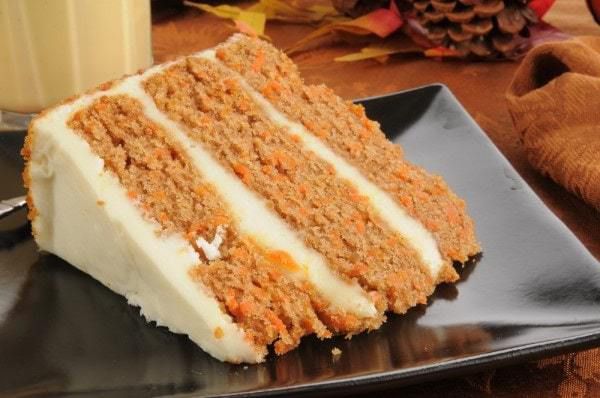 дуже смачний морквяний торт зі спеціями, горіхами й сухофруктами