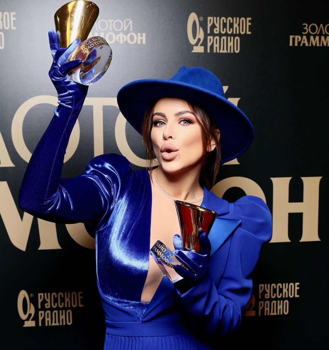 Ані Лорак засвітилася на російської премії. Співачка отримала дві статуетки "Золотого грамофона".