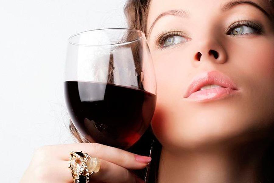 Цими 4 способами алкоголь повільно вбиває вашу природну красу. Алкоголь здатний не лише викликати залежність, але й може зіпсувати жіночу красу.