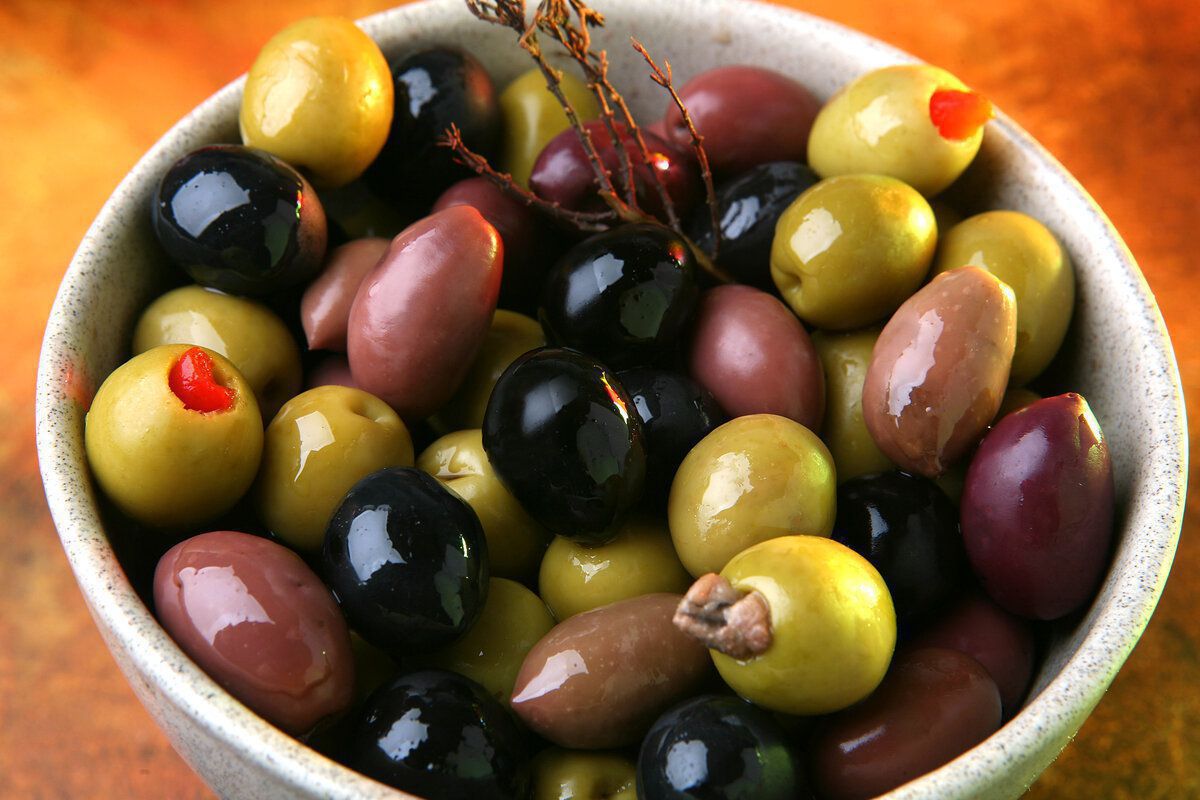 8 вагомих причин додати оливки до свого раціону. Оливки можуть покращити стан вашого здоров'я.