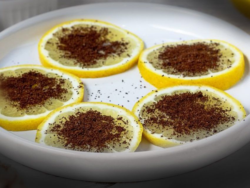 Пікантна закуска з лимона до святкового столу: незвичайне поєднання звичних продуктів. Виглядає яскраво, ошатно, святково.