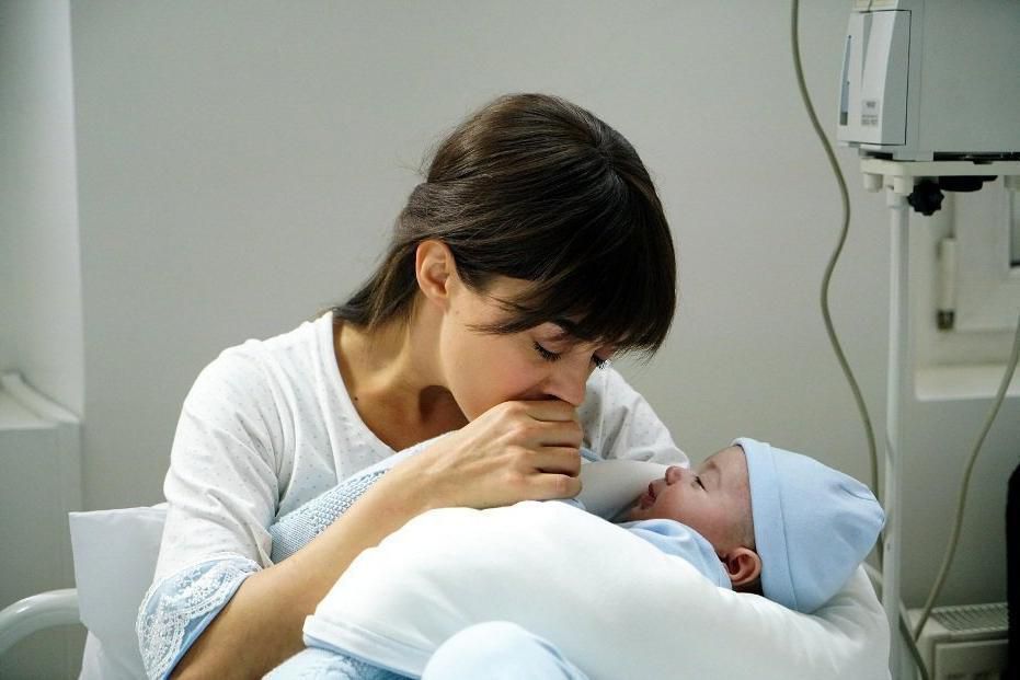 Чому запах немовляти викликає у мами такі приємні почуття. Такі почуття виникають у матері через гормон.