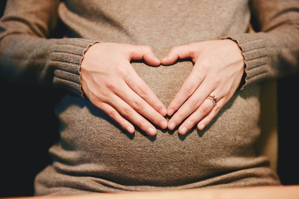 Немовлята в утробі матері можуть бачити більше, ніж вважалося раніше. Це відбувається завдяки формуванню світлочутливих клітин в сітківці малюка.