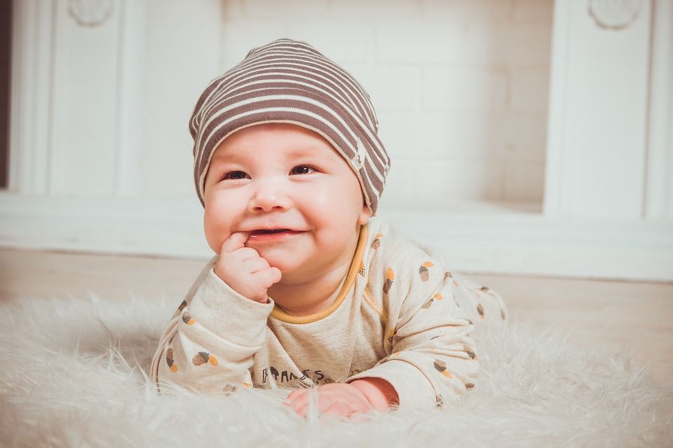 Маленькі маніпулятори: вчені з'ясували, чим немовлята контролюють батьків. Усмішка, яку малюки інстинктивно використовують для досягнення мети.