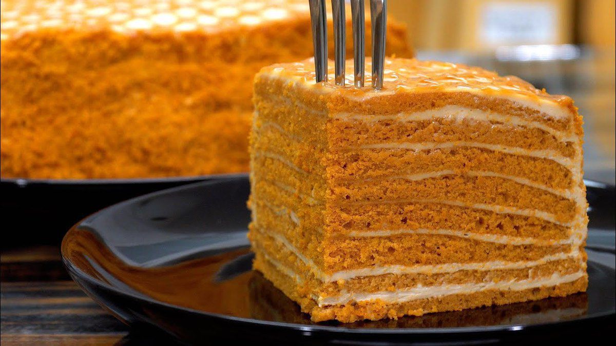 Який же він м'який і ніжний: медовий тортик «Вінні Пух». Інгредієнти для торта прості, а приготування не вимагає значних затрат часу.